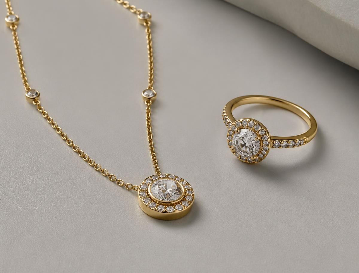 Collana e anello in oro con diamanti su fondo neutro