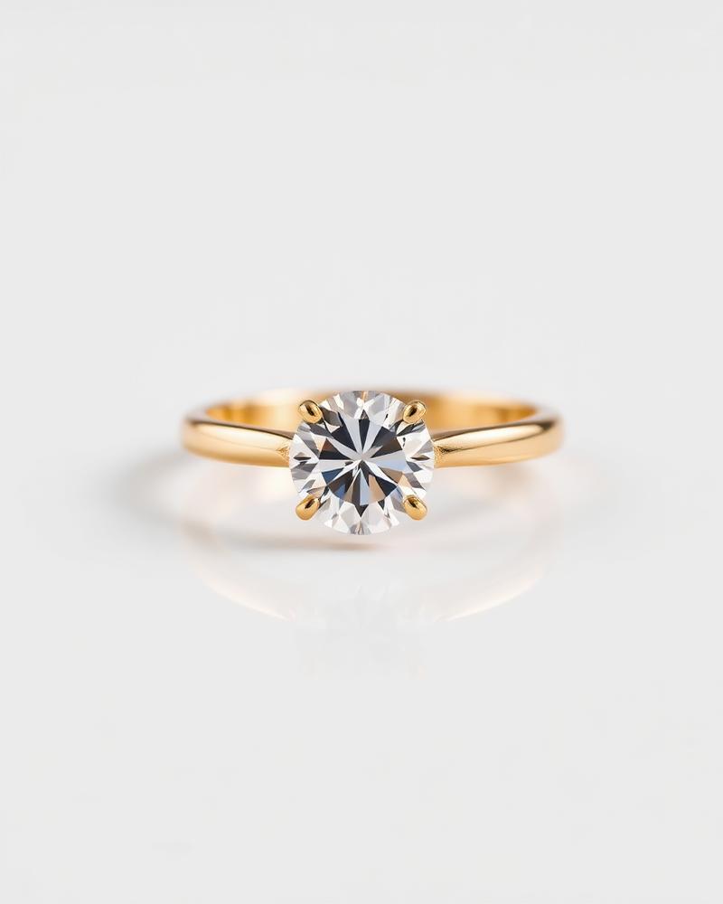Anello solitario in oro con diamante su fondo bianco
